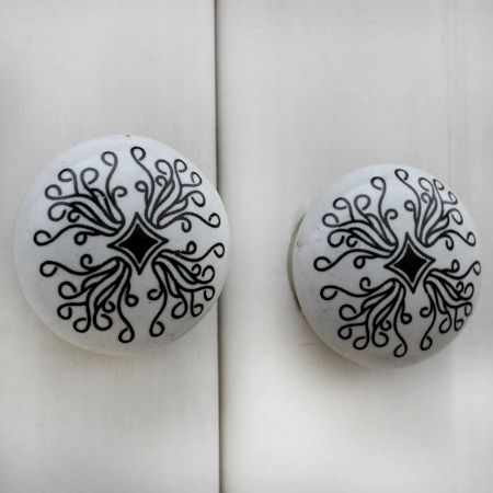 Black Leaf Flat Knob