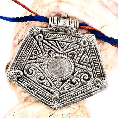 Trendy Wear Silver Aluminum Metal  Pentagon Shape Pendant Necklace