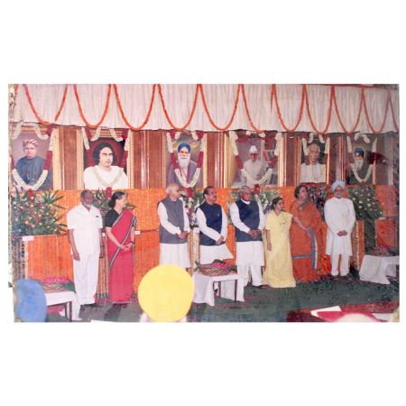 Atal Bihari Vajpayee Sonia Gandhi LK Advani And Other Leaders Prime Minister Group Photo