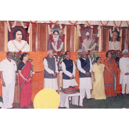 Atal Bihari Vajpayee Sonia Gandhi LK Advani And Other Leaders Prime Minister Group Photo