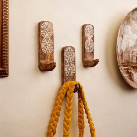 3 Pieces Spiral Design Wooden Adhesive Wall Hooks